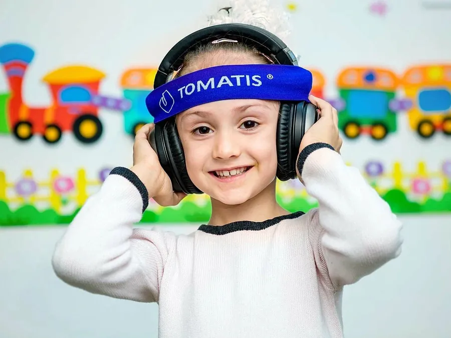 Ребёнок на занятии по методу Tomatis в наушниках